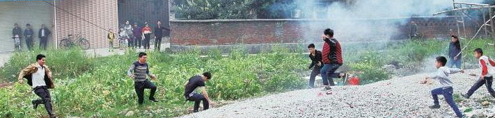 花炮爆炸后將鐵圈沖上天空,搶花炮的人群向鐵環(huán)飛出的方向奔去,尋找和搶奪鐵環(huán)。