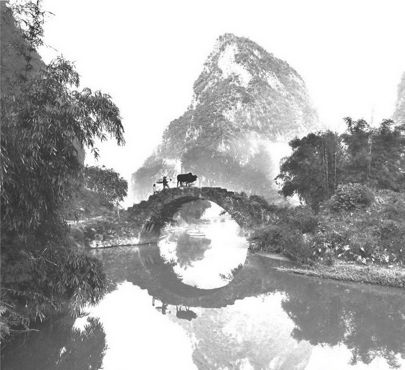 英西峰林永豐橋,橋因旁邊的永豐寺而得名。古石橋已無年月和造建者可考,但這絲毫不妨礙它從容而清伶地安立這鄉(xiāng)間天地。石橋獨(dú)自架于峰巒盛開的曠野溪流之上,則打破了慣性的審美定勢(shì),顯出其清麗之美。從橋上牽牛而過的人叫阿六,身高不到一米五。