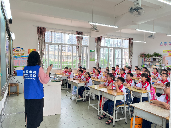 6月15日上午，連州分局工作人員到燕喜小學(xué)小學(xué)進(jìn)行低碳日宣講活動 (2).jpg