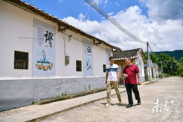 清遠(yuǎn)市退役軍人事務(wù)局派駐園山村第一書記錢峰與留坌村小組長(zhǎng)溝通推進(jìn)該村農(nóng)旅項(xiàng)目。 曾亮超 攝