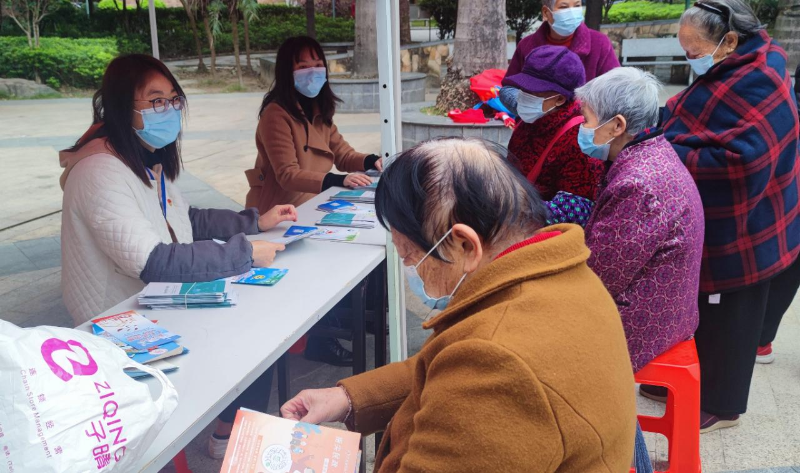 （圖為2022年12月6日，在清新區(qū)太和鎮(zhèn)建設(shè)社區(qū)駿豪城開(kāi)展法治宣傳活動(dòng)）.jpg