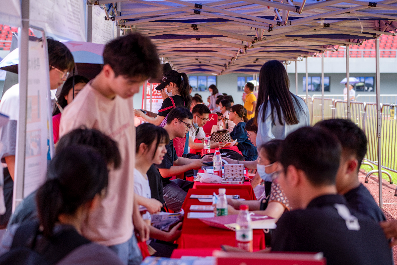 圖片一  20231021001-2023年5月27日，清遠(yuǎn)市舉辦2023年廣東省粵北片區(qū)“穩(wěn)就業(yè)促發(fā)展”大型招聘活動，現(xiàn)場前來咨詢的求職者絡(luò)繹不絕。.jpg