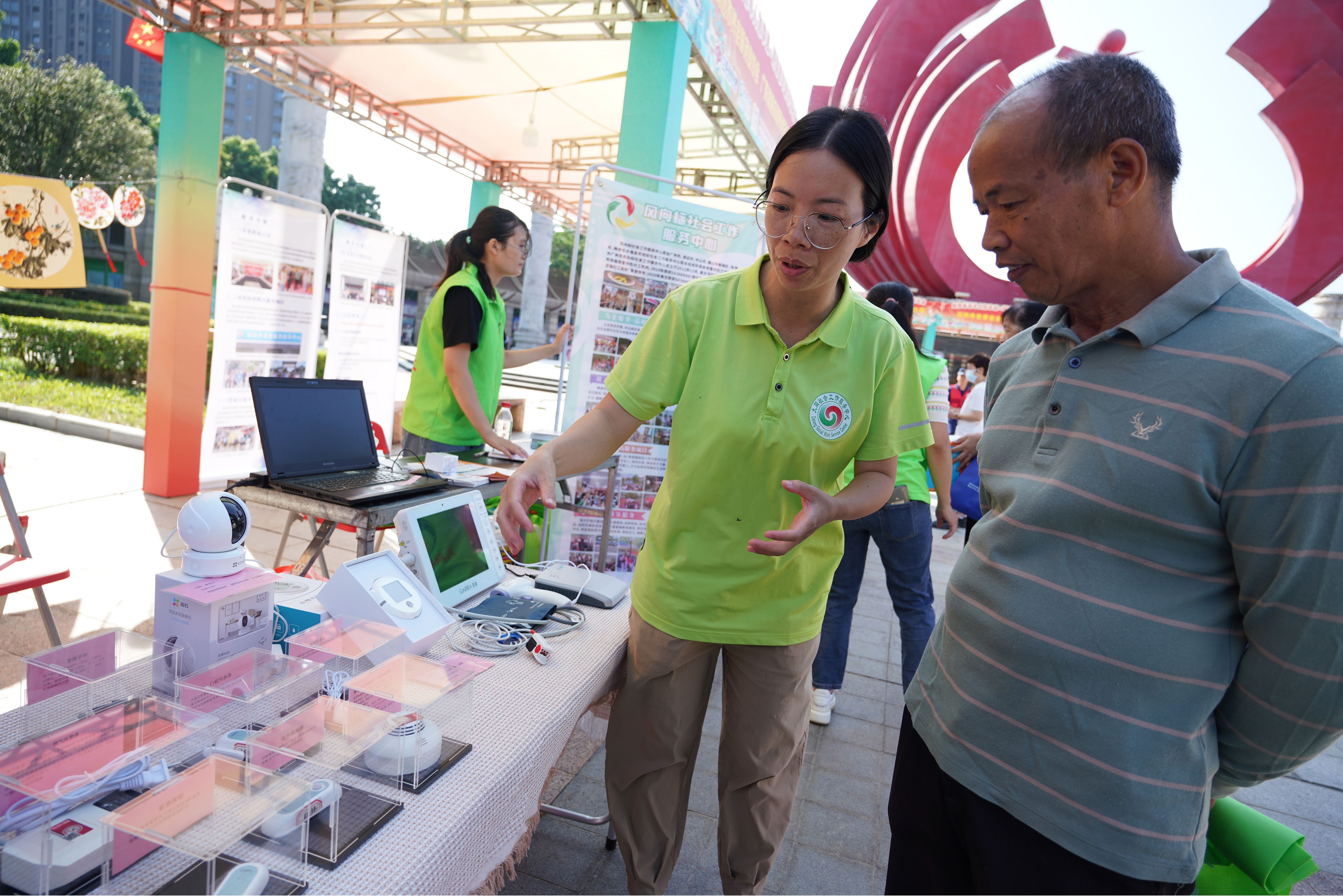 市民逛適老化產(chǎn)品展，了解涉老政策和體驗養(yǎng)老服務。清遠日報記者 劉淑芳 攝 劉淑芳 攝 劉淑芳 攝